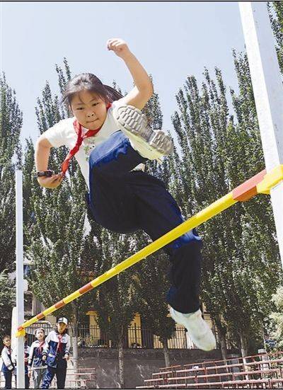 如何跳高跨越式视频 83af7cf903424e889304b191191ae063.jpeg