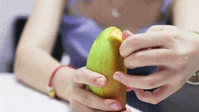 豪迈剥皮吃  肉眼可见薄薄的果皮,延着刀切的纹路扯下,芒香四溢~ 太