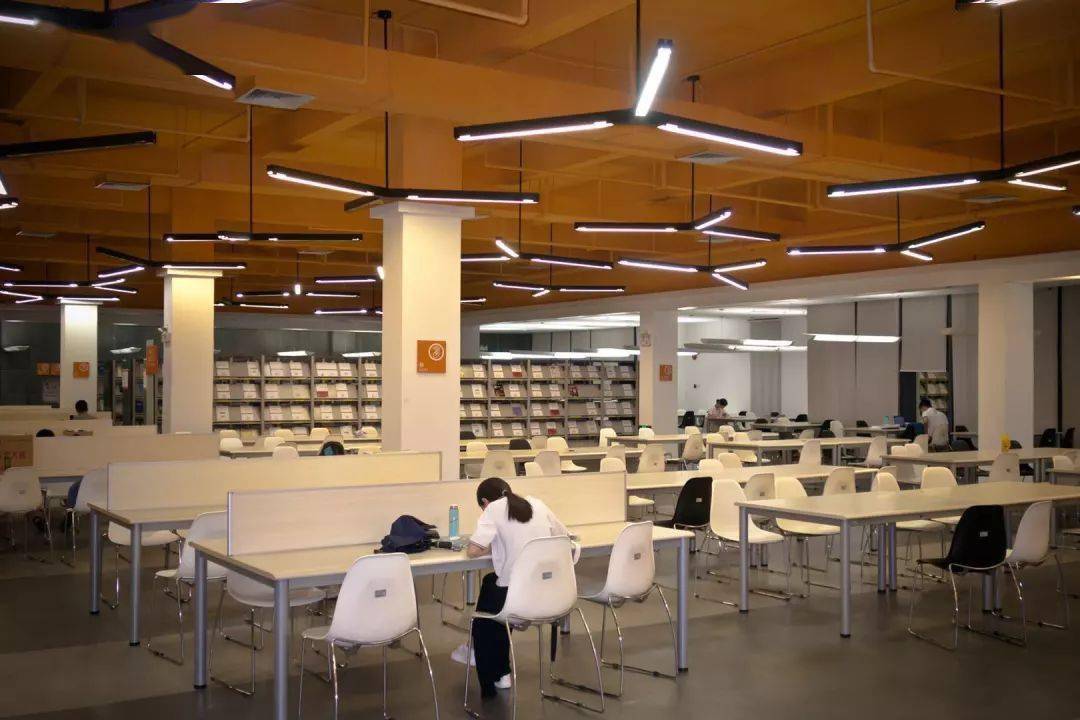 东莞理工学院城市学院图书馆总建筑面积达27000余平方米,藏有纸质