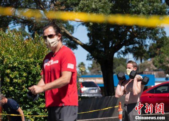 社交|美国北加州小城健身房户外重启 民众保持“社交距离”健身