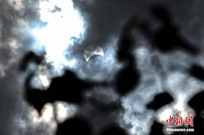 天空|夏至日环食在中国天空上演 广州市民争睹日偏食