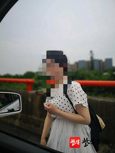 女子离家出走高速上流浪南京交警帮她找到家人