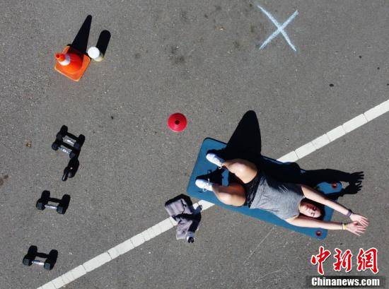 社交|美国北加州小城健身房户外重启 民众保持“社交距离”健身