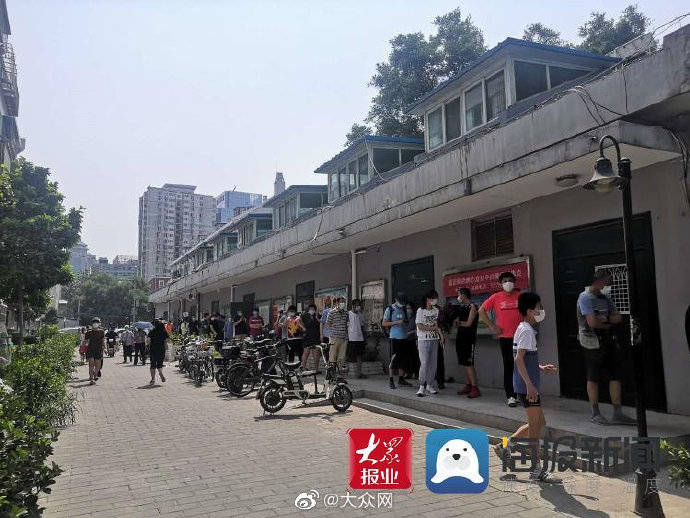 核酸|实拍北京东城区核酸检测采样点现场：医生背部全部湿透