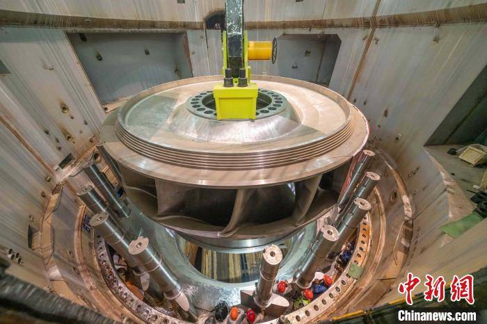 左岸|白鹤滩水电站首台机组转轮完成吊装