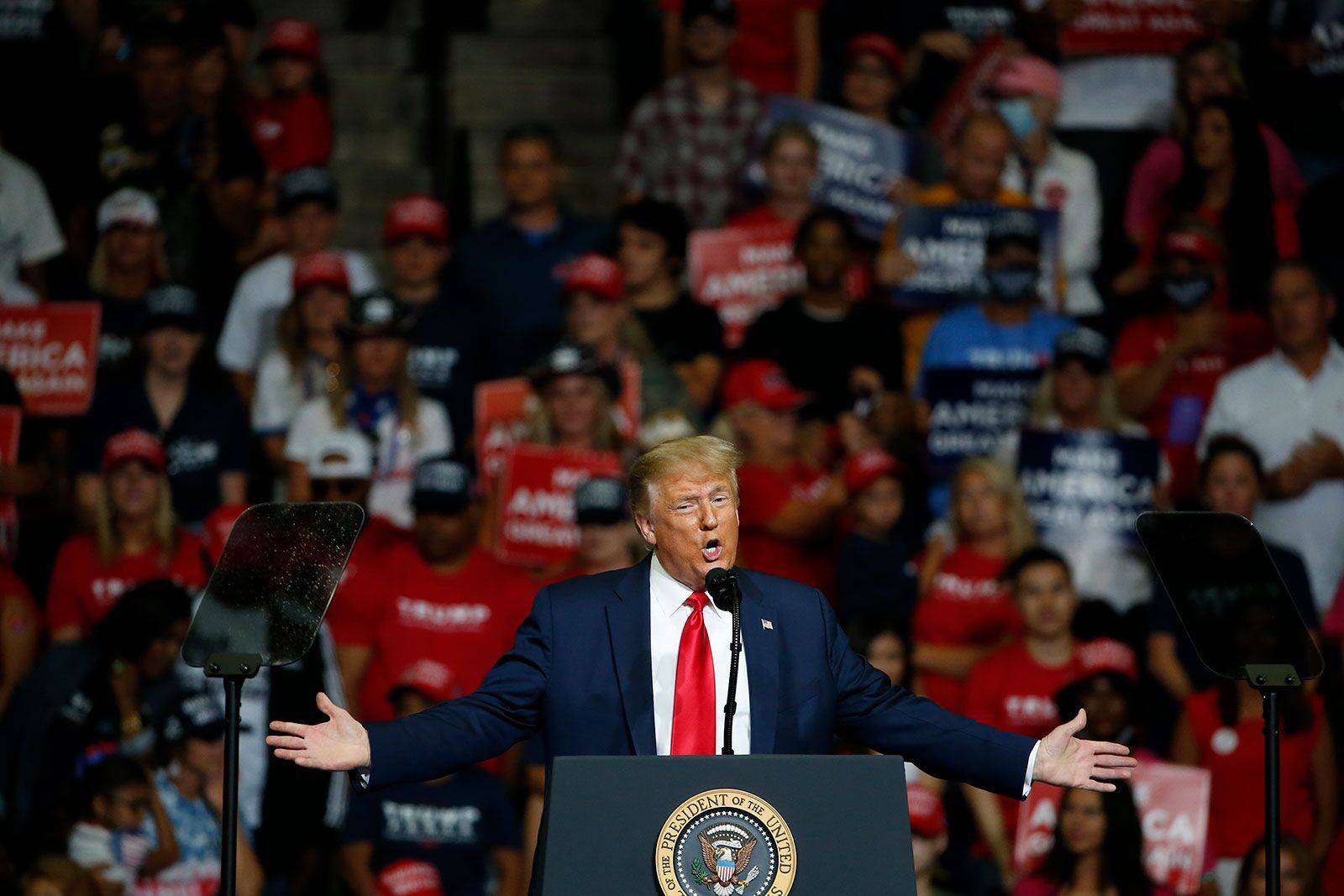 示威者|两个场景！这边是特朗普举行疫情后首场竞选集会，那边是大批示威者在外面游行