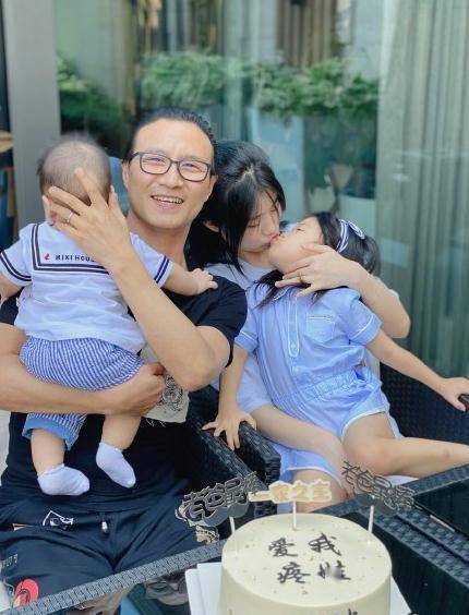 章子怡父亲节晒照，小儿子惊喜出镜，汪峰被三