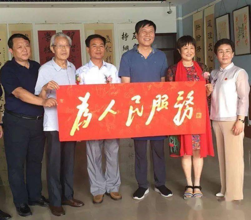 郭胜霞在疫情期间为天津市公安局"助你平安志愿者"团队书写的毛体书法