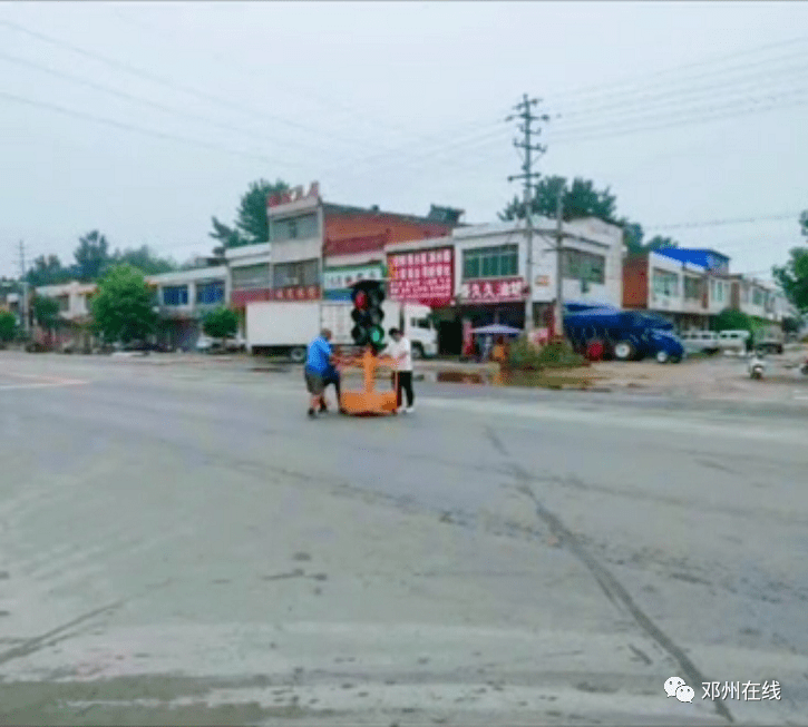邓州207国道构林段附近,大货车,电动车!207国道构林段悲惨车祸.