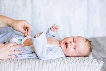 宝宝|妈妈疼还是宝宝疼？脐带又要如何护理呢？新生儿剪脐带时
