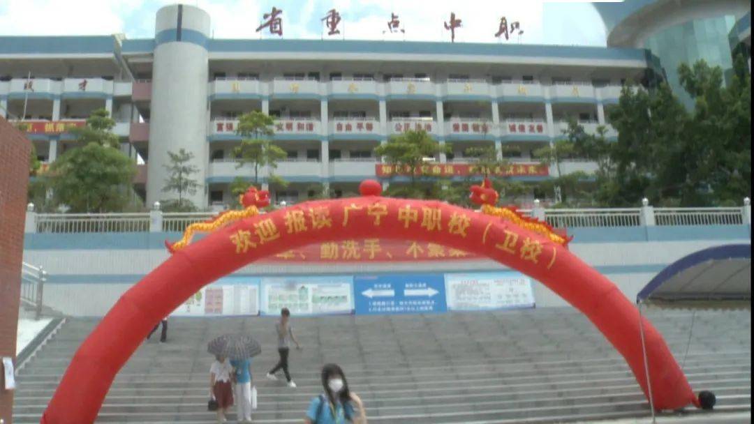 广宁古水中学初三级学生到县中等职业学校参观