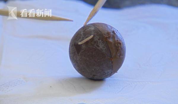 闻绮|进口巧克力竟爬出蛆虫！门店：梅雨天正常现象