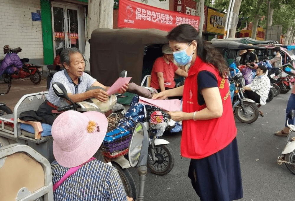 近日,记者走进城区街道兴华社区,一股舒爽的气息扑面而来.