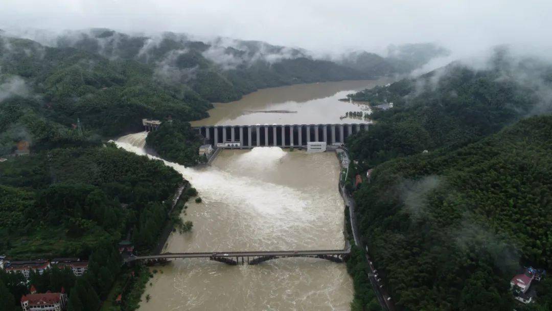 安徽:五座大型水库按规定调度泄洪_洪水