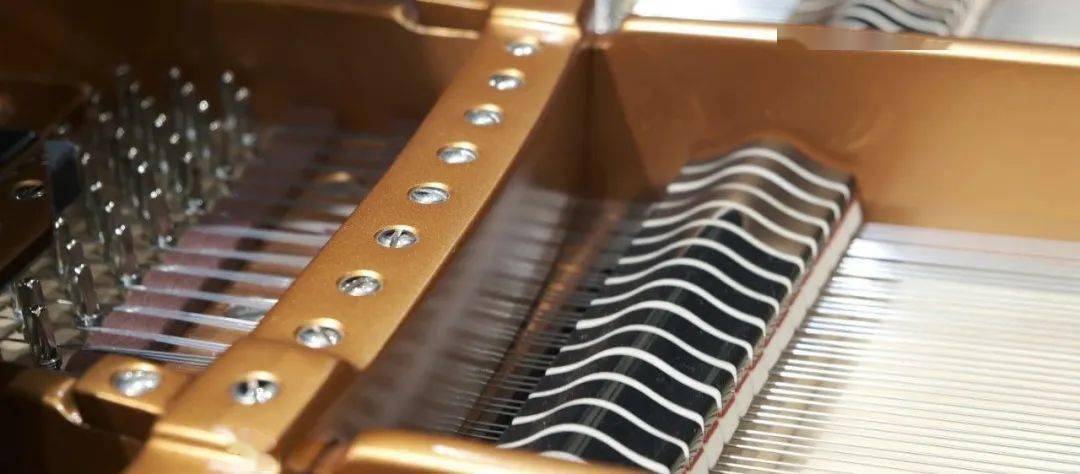 产品介绍雅马哈三角钢琴铸铁板与琴弦精准适配精益求精打造优质音色