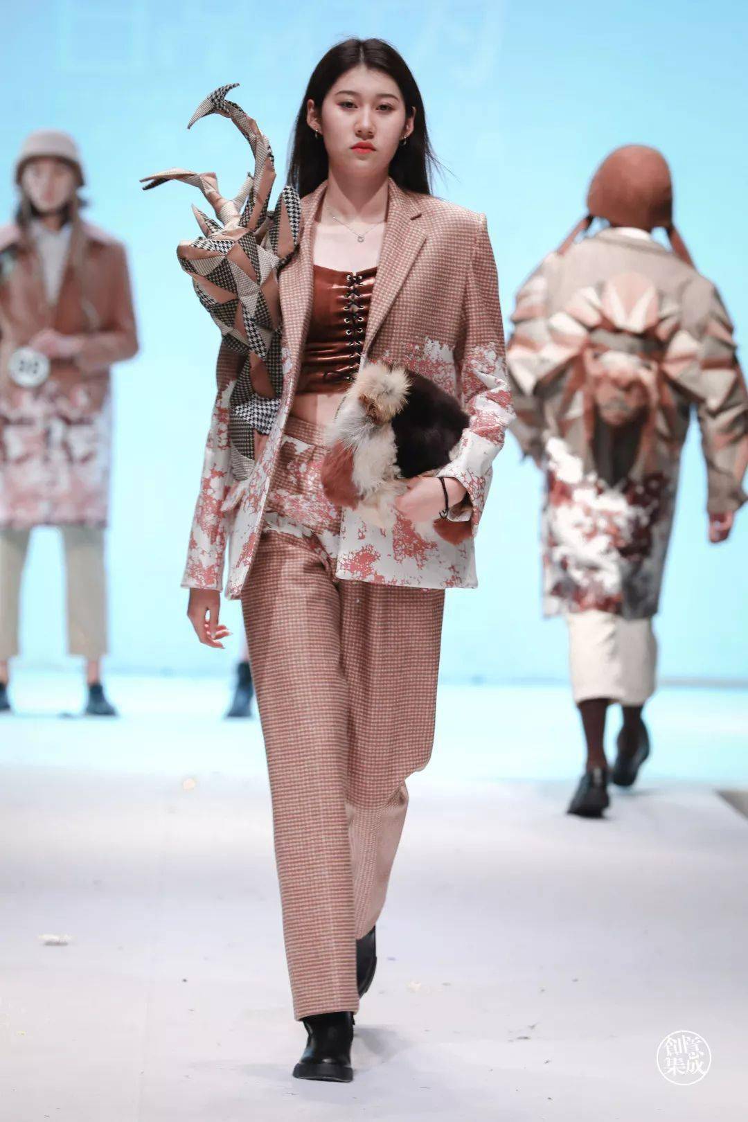 2020东华大学服装与艺术设计学院服装艺术设计专业二零一六级毕业作品