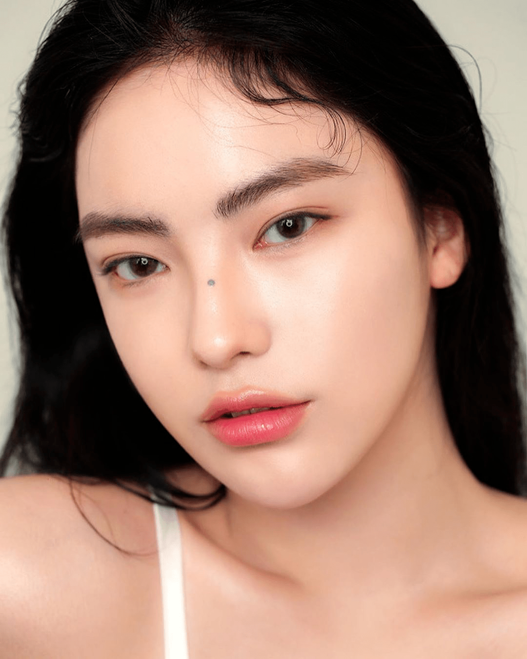 她就是韩国知名彩妆品牌的新御用模特——  安敏智.