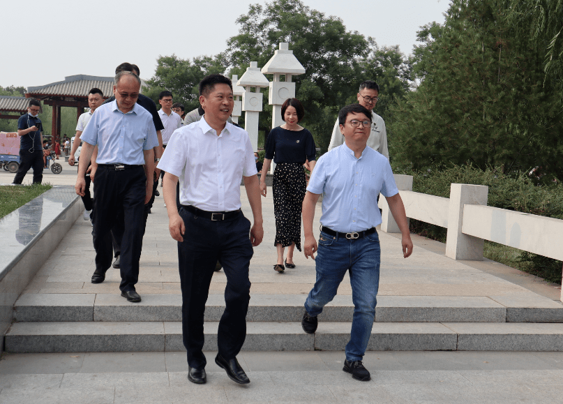 中侨集团董事长_董事长办公室图片(2)