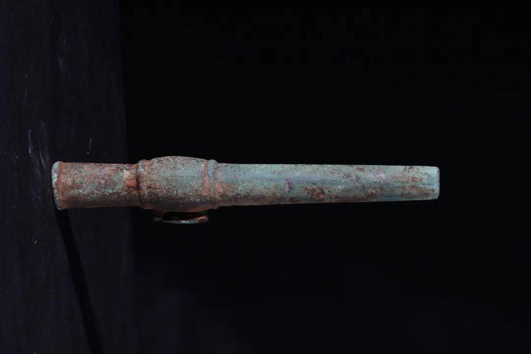 碗口铳可以装填较大的弹药,是一种古代重型火器,常用于海防与水战中