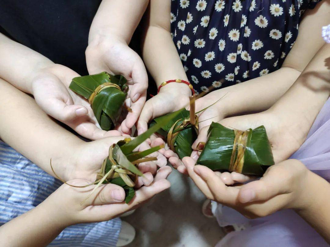 图集丨张家湾孩子们这样过端午,包粽子送给一线执勤人员