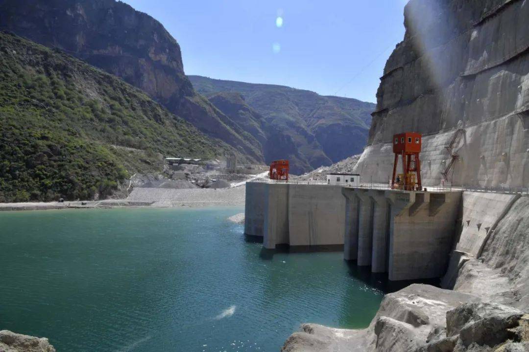 昭通鲁甸红石岩堰塞湖变废为宝世界首座堰塞坝综合水利枢纽投产发电