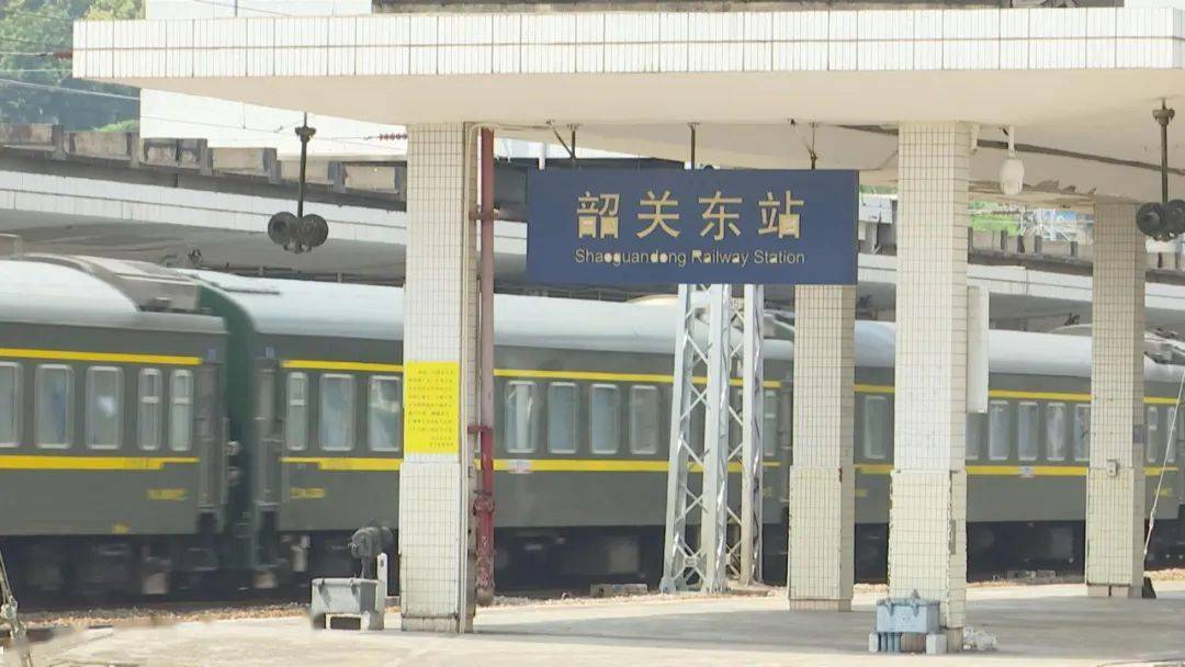 并且这趟列车将于10点左右短暂停靠在韶关东站,于是,民警立即到站台上