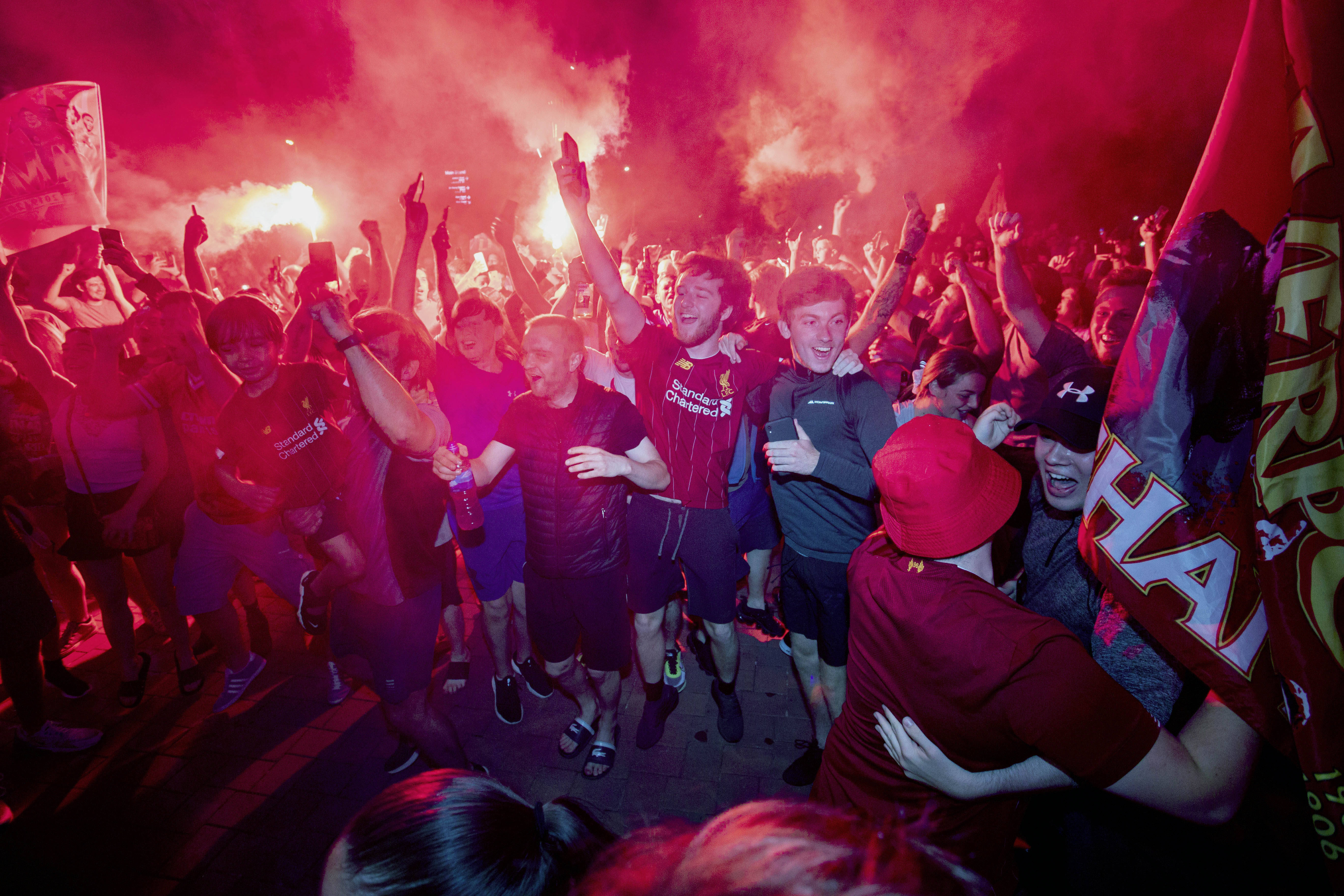足球——利物浦队球迷庆祝球队英超夺冠