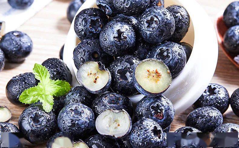 蓝莓除了直接食用享受新鲜果肉的美味还可以在大量上市的季节买回家制