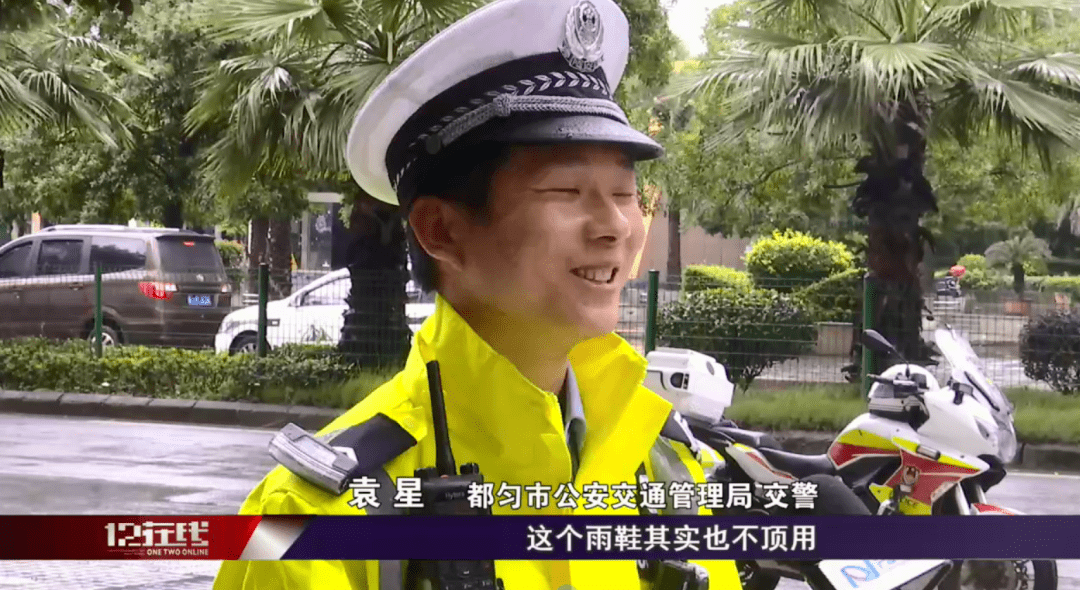 【感动全城】都匀交警背30多名群众蹚水过路