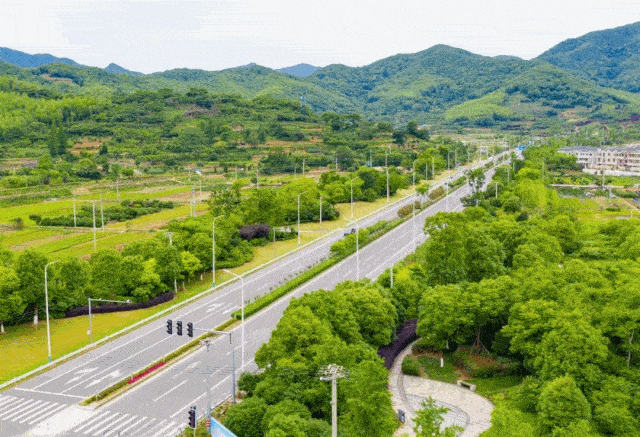北仑山海运动小镇主体位于春晓街道,涵盖了十公里蓝色海湾,万人沙滩