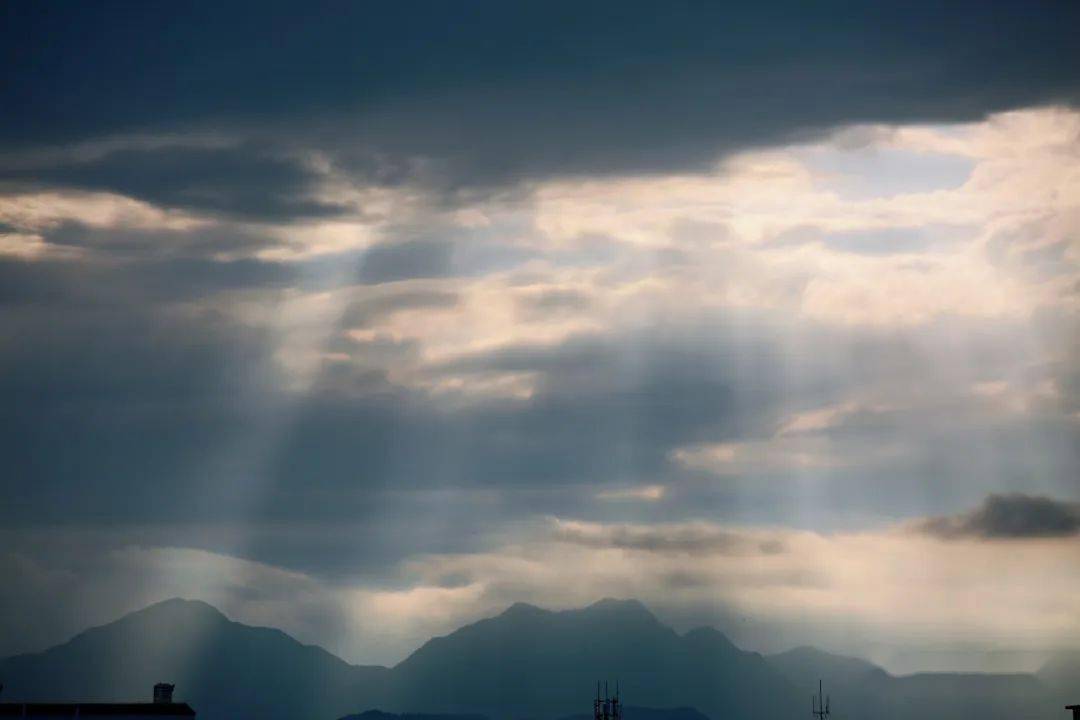 武冈天空出"奇景",难得一见!_丁达尔