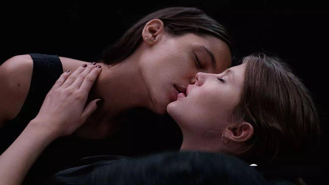 欲望的背面是矛盾和痛苦,从小受父母和宗教信仰约束的西尔玛根本不