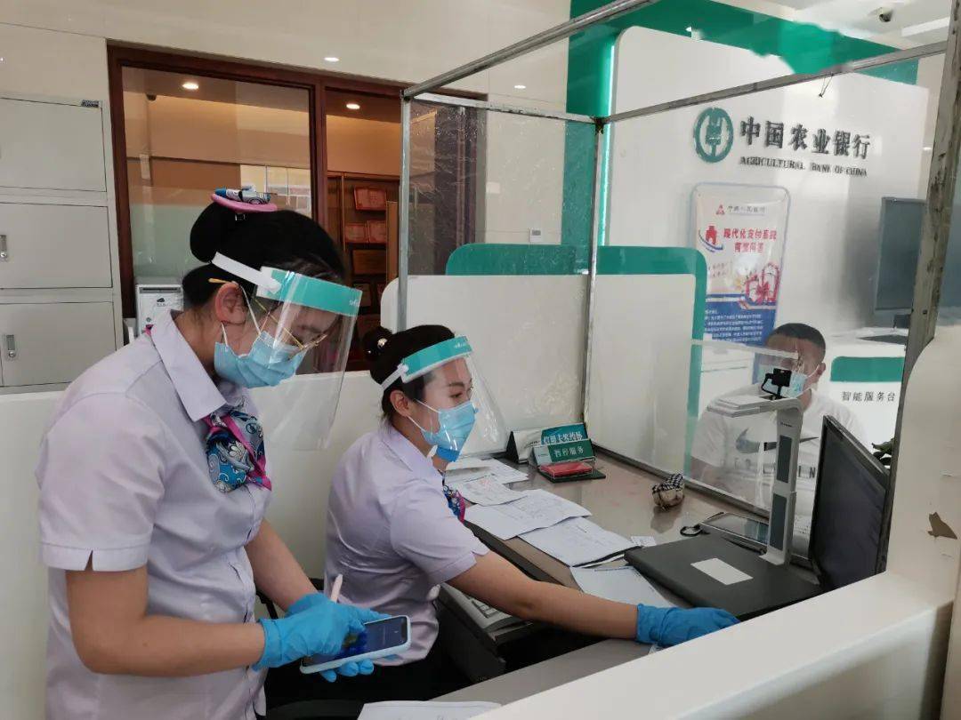 中国农业银行黑龙江自贸区绥芬河片区支行为海滨木业发放贷款市农行行长