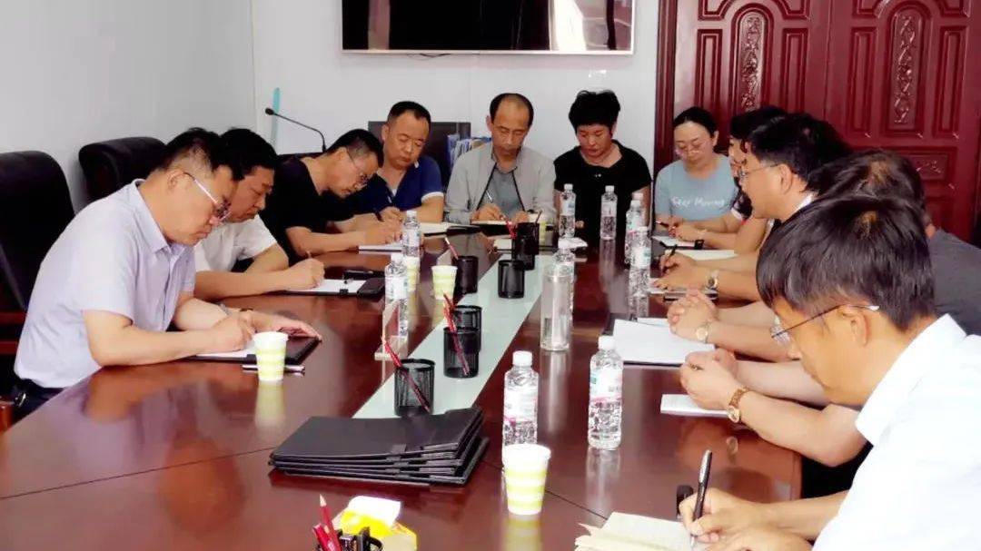 座谈会上,杨树青就教育教学研究中心党风廉政建设,"四型单位"建设