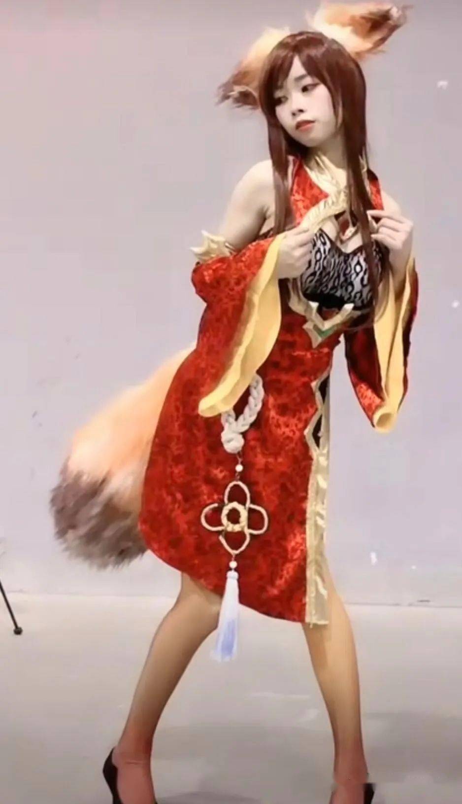 王者cos去衣图:英雄cos现场秀去衣图惊艳全场