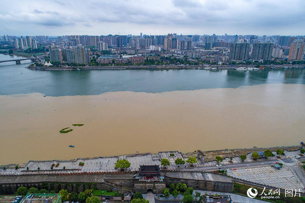 湖北襄阳:航拍汉江景观 雨后泾渭分明_主河道