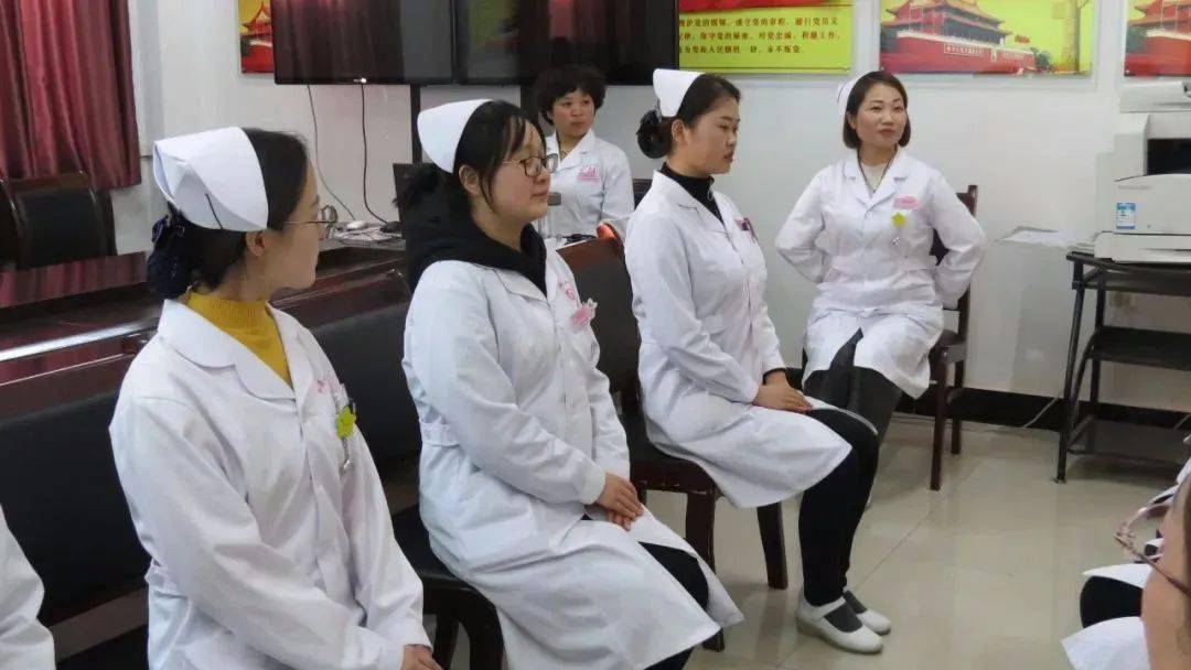 并且鼓励护士创新,护士长掌握国内外护理的发展动向,并适时应用于临床