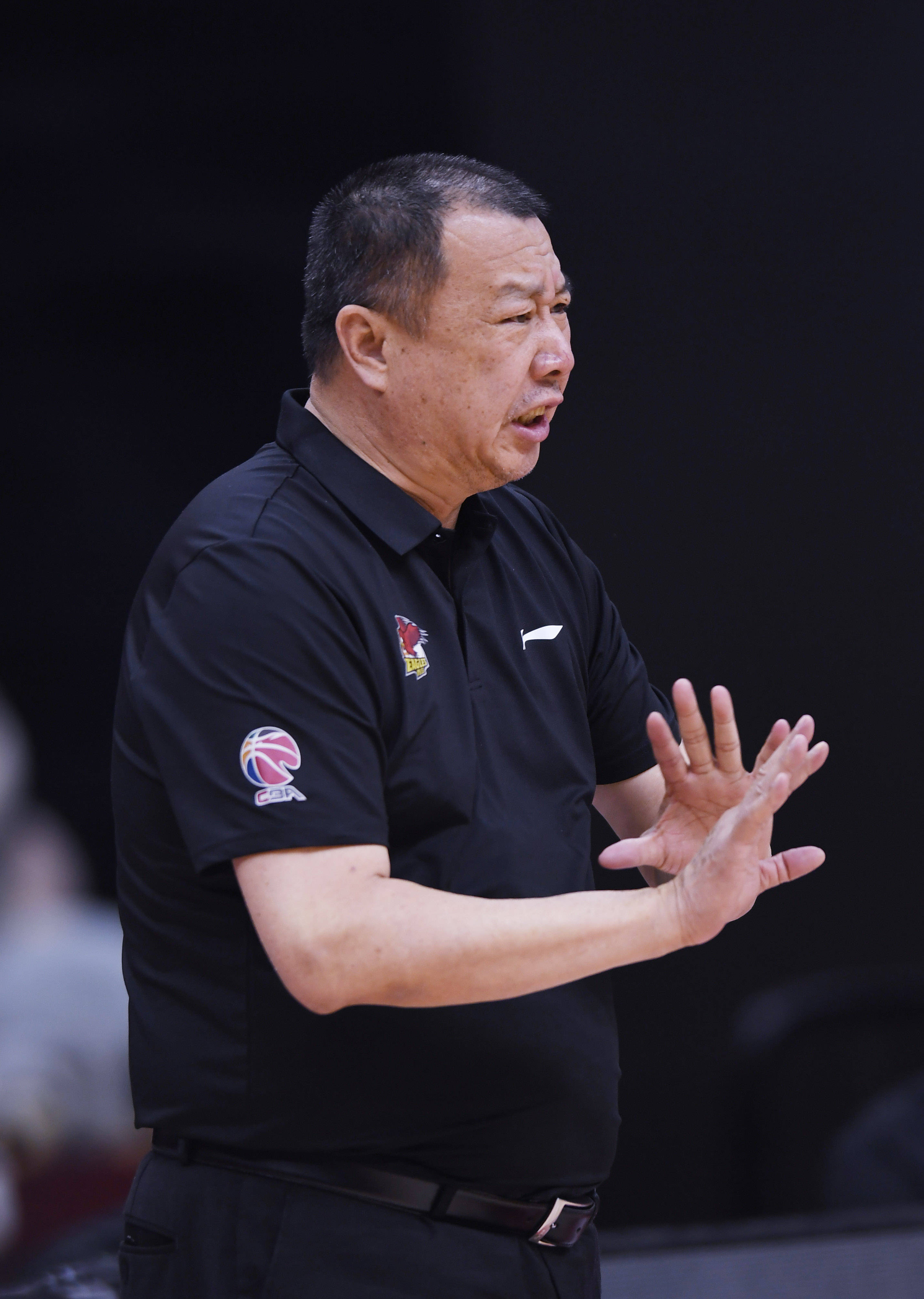 6月29日,青岛国信双星队主教练吴庆龙在场边指挥队员.