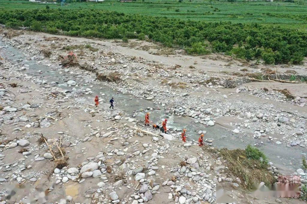 民兵,医护人员等现场救援力量420人在彝海镇曹古村等继续开展救援救