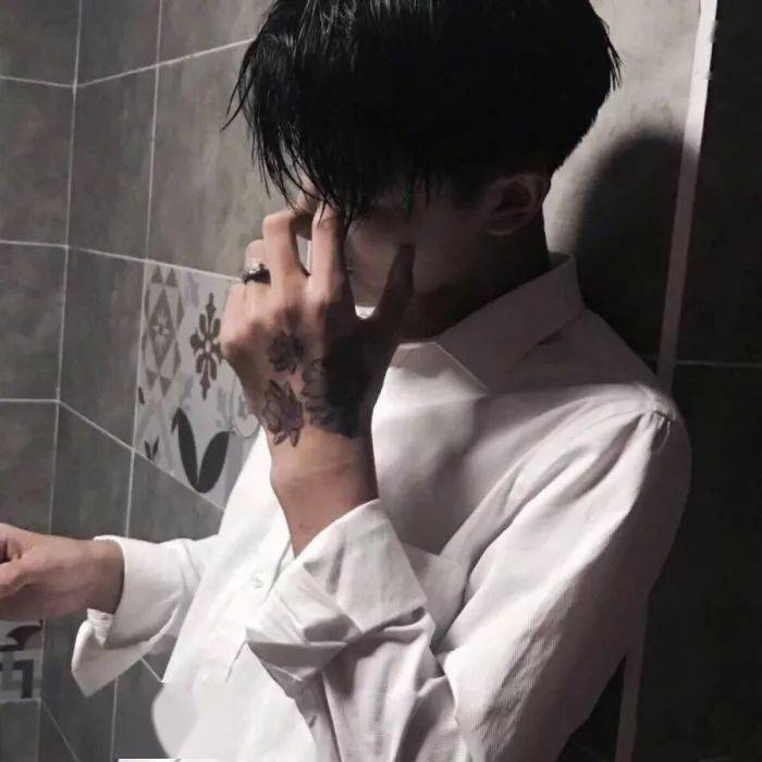 男生头像 | 奇怪的是 在现实中你不会看到不幸 你笃定