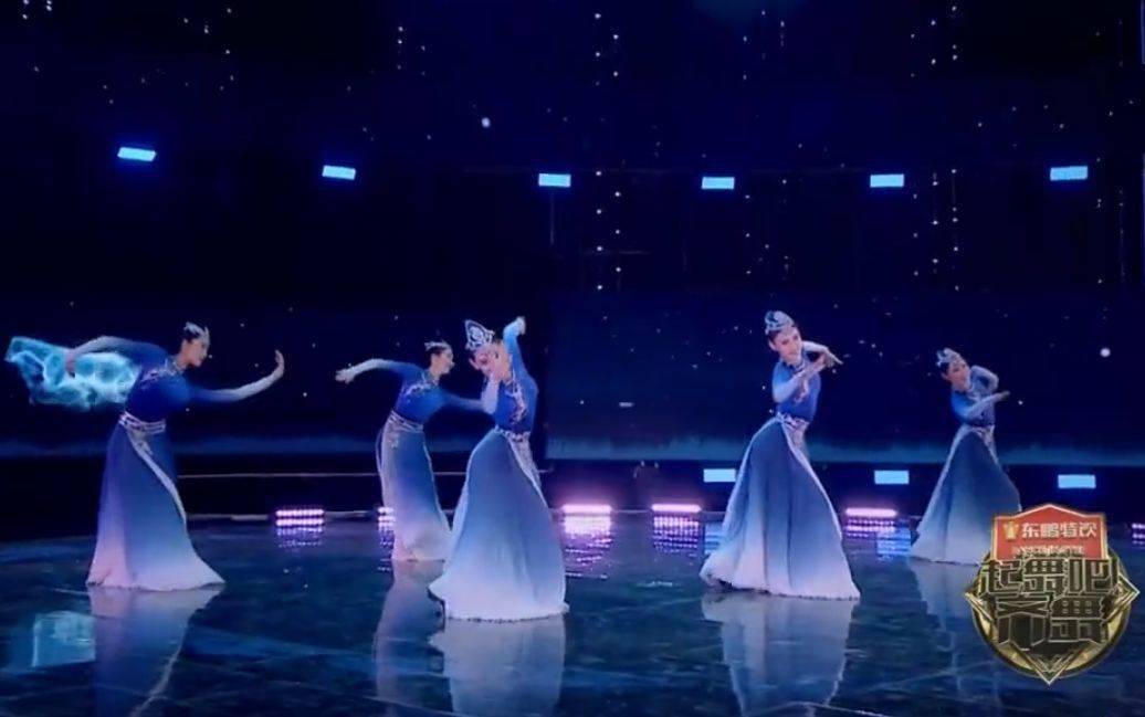 5位美女在电视台跳蒙古舞《蓝色的风》,征服全场