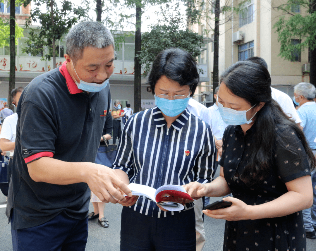 市委组织部副部长,老干部局局长王海梅(中)查看市市场监管局在职党员"