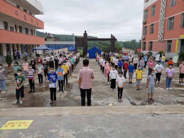 丹江口市7000余名初中学生高兴回家