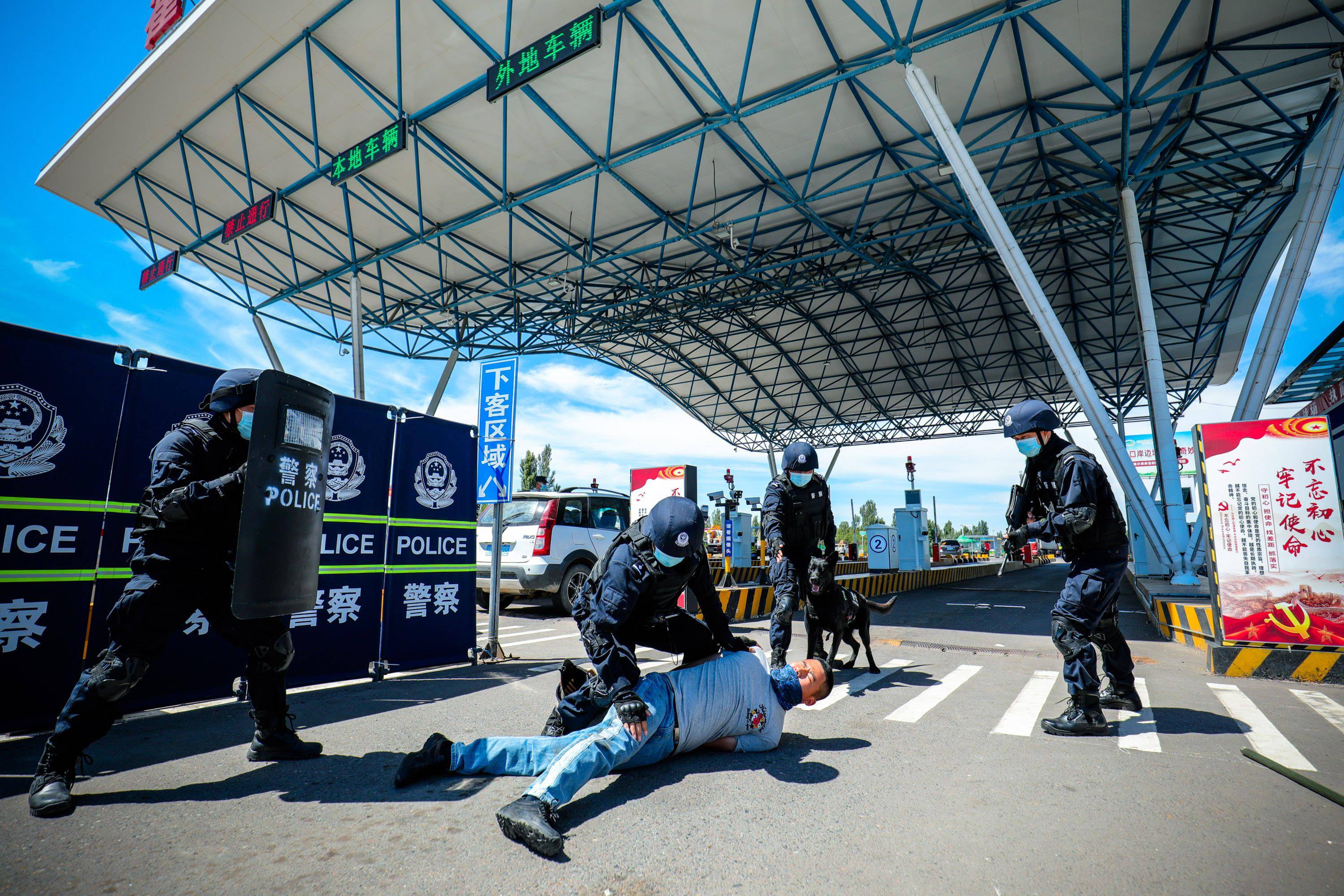 直击现场!国门边境,移民管理警察举行实战对抗演练