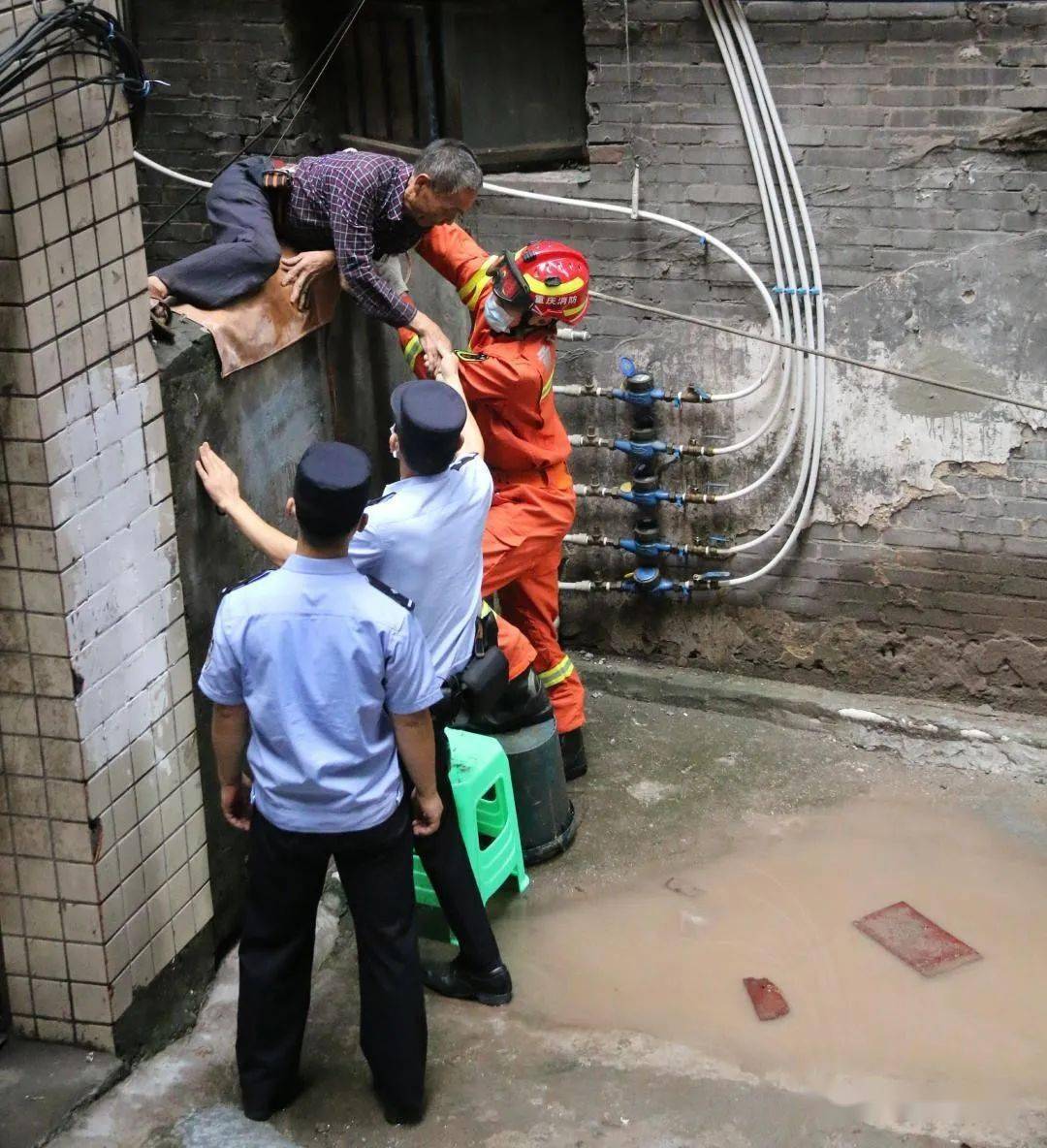 突降暴雨!水位猛涨!消防紧急桥洞转移4人!