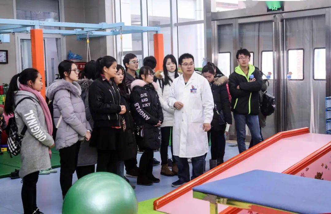 儿童康复科副主任赵鹏举教师介绍儿童康复工作