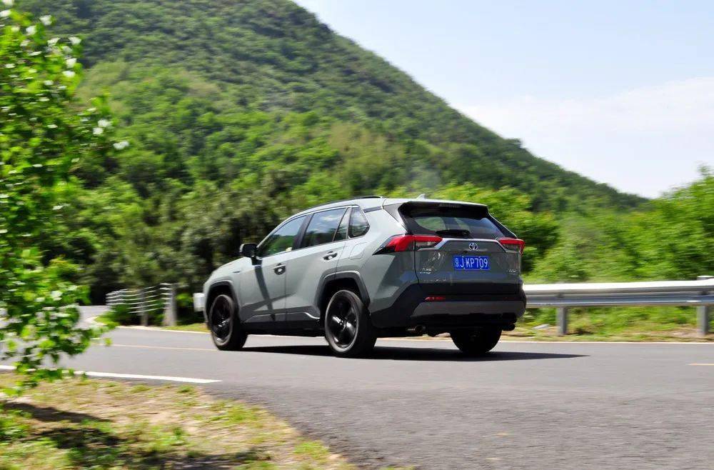 全新rav4荣放2.5l双擎:suv年轻化个性化的样板 试驾