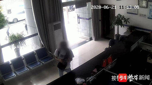 小伙带着洗漱用品到派出所:“你查查,我是不