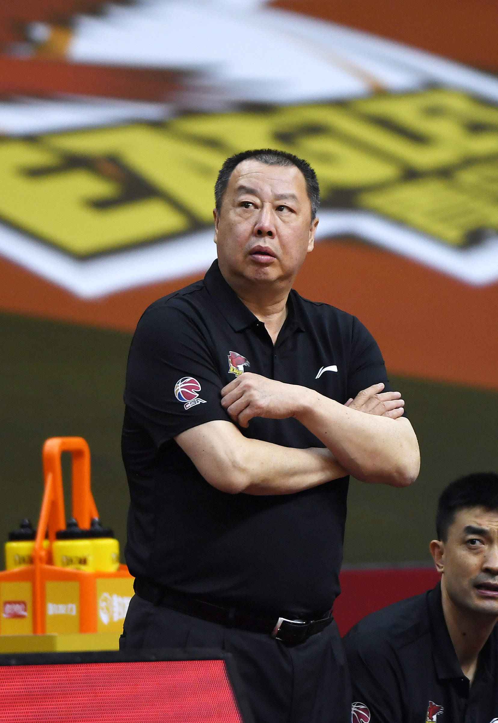 7月1日,青岛国信双星队主教练吴庆龙在场边观战.