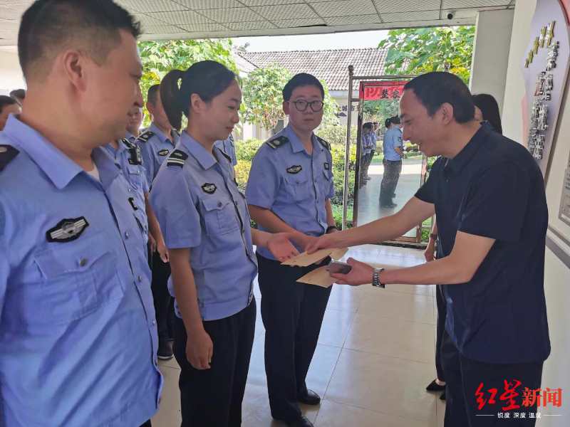 高飞|绵竹获奖城管队员坦言不想拿的“委屈奖”，终于要更名了！